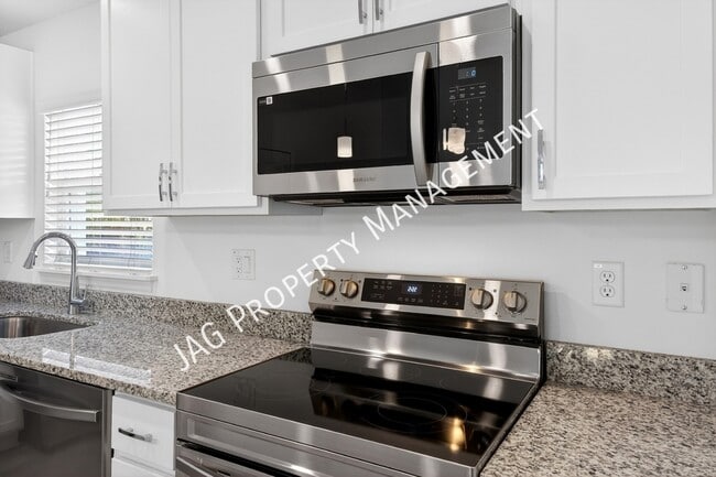 Building Photo - 728 Cornelia Ave SE