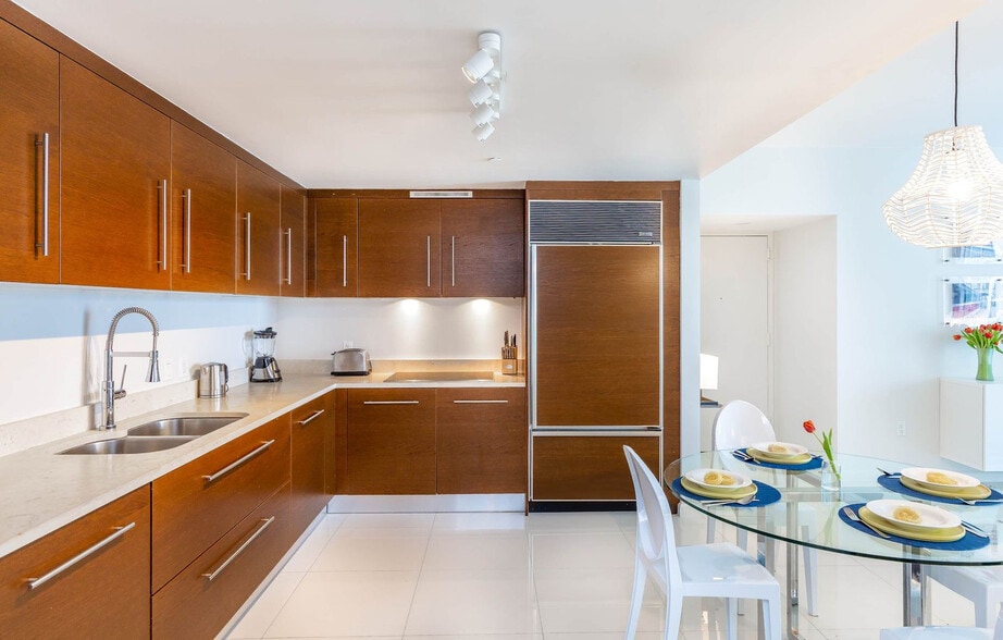 Building Photo - 485 Brickell Ave