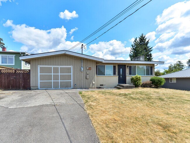 Building Photo - Renton House - 3 Bed/1.5 Bath - Close to Boeing and Renton Landing - Includes Landscaping