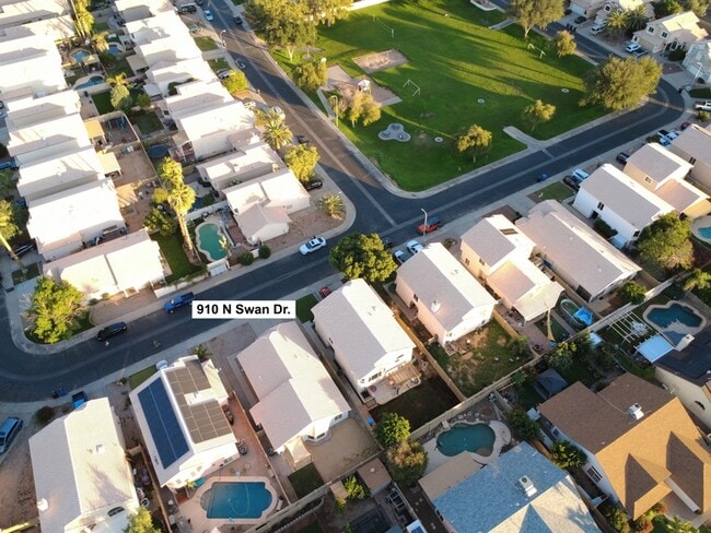 Building Photo - 910 N Swan Dr