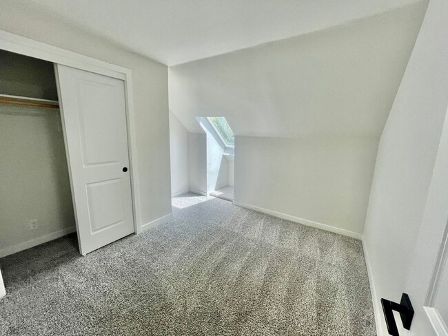 Building Photo - 5-Bedroom, 2 Bathroom Home with In-Unit Wa...