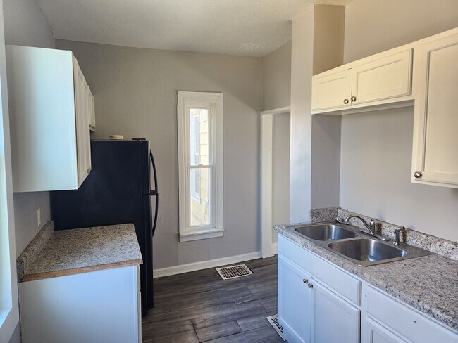 Building Photo - 4 bed 1 bath house