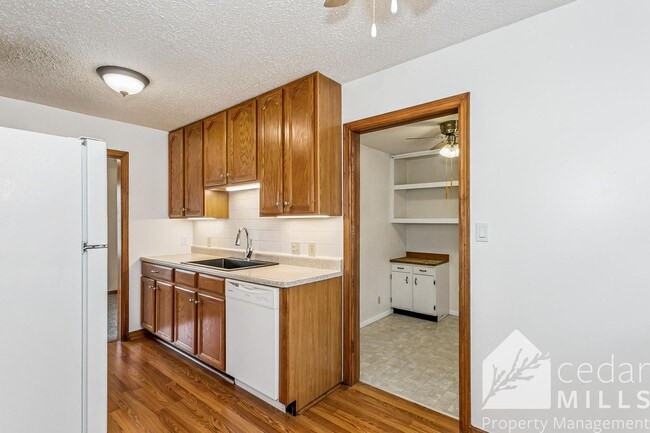 Building Photo - Spacious 3 bedroom - ready for move in!