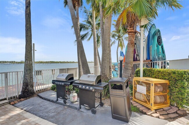 Building Photo - 10350 W Bay Harbor Dr
