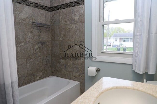 Building Photo - Single Family Home in SE Rochester Availab...
