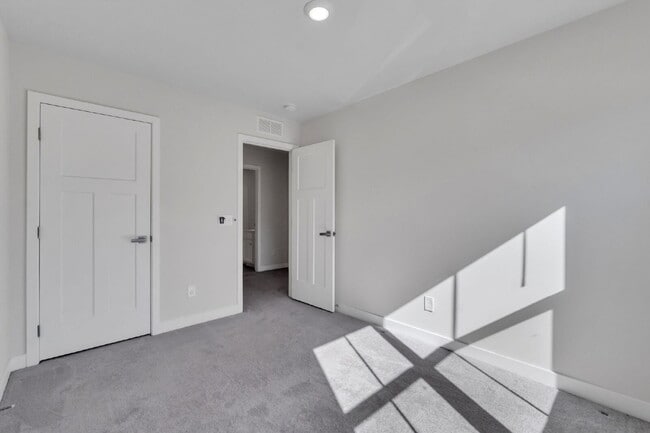 Building Photo - Beautiful 3 Bedroom, 2.5 Bathroom Townhome with 1-Car Garage $1,650/mo rent