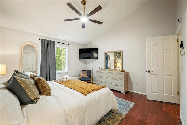 Building Photo - 1825 Jennifer Dr