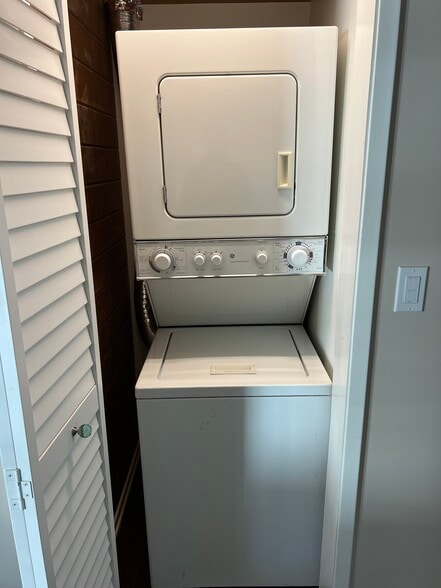Washer & Dryer - 467 S Bentley Ave