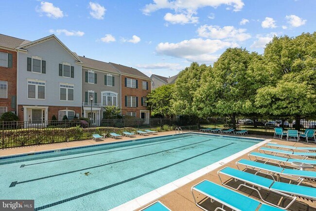 Building Photo - 956 Harrison Cir