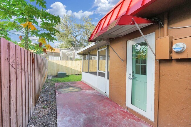 Building Photo - 2716 SW 46th St