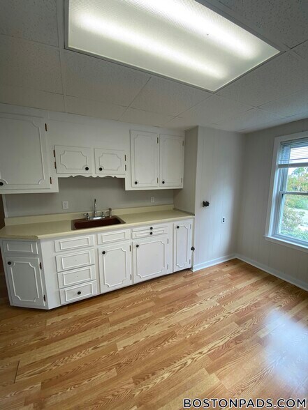 Building Photo - 103 Buttonwood St