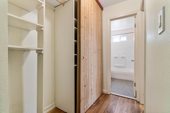 Building Photo - 2 weeks free rent! Beautifully remodeled 1-bdrm/1-bath in 7-plex—Shared laundry, off-street parki...