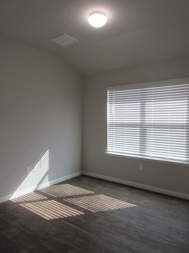 Building Photo - Home in Pioneer Crossing