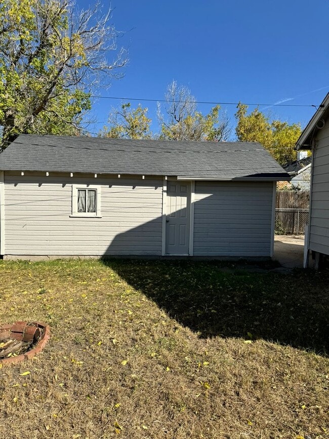 Building Photo - 2114 E 11th St