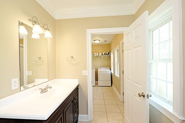 Building Photo - Charming Move-in Ready Downtown Home With Updates