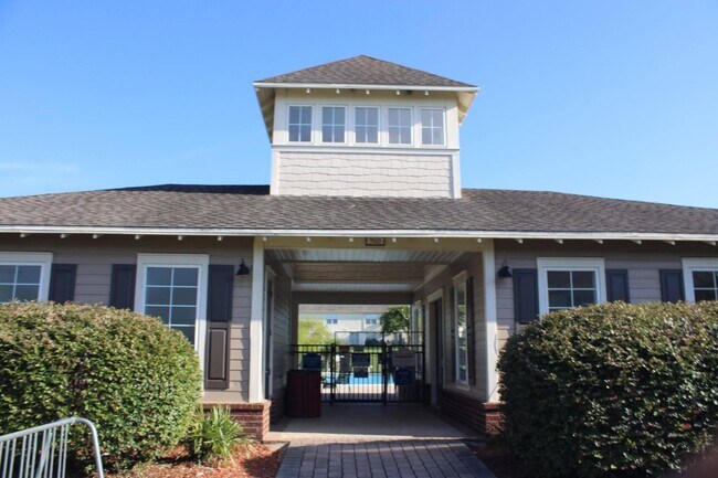 Building Photo - 718 Majestic Dr