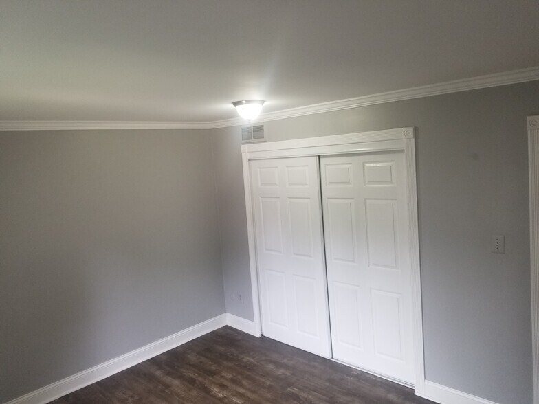 Building Photo - 4030 W 13 Mile Rd