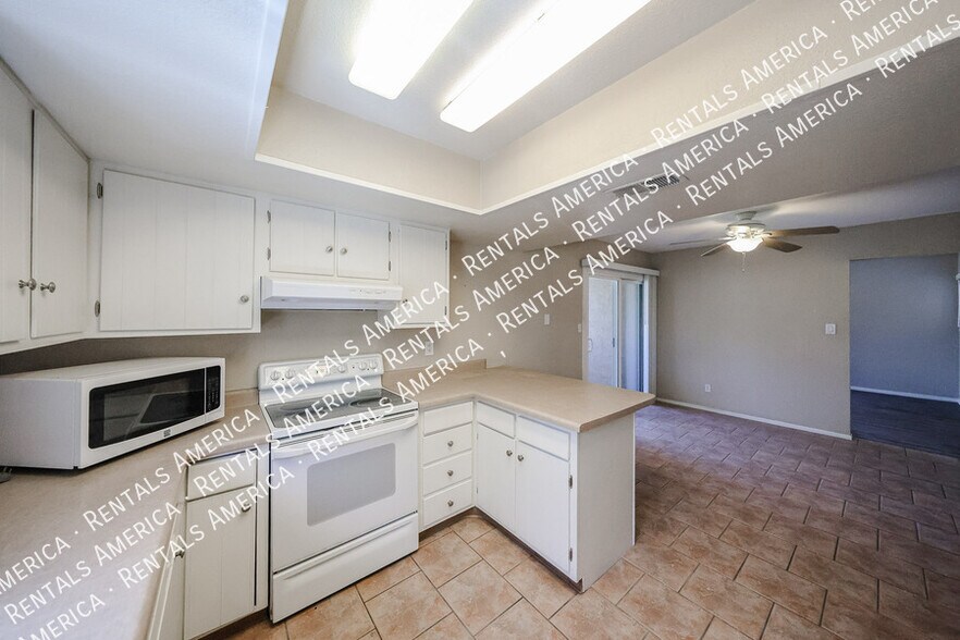 Building Photo - 4555 W Continental Dr