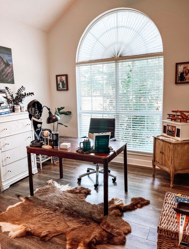 Building Photo - Charming Columbus Home with Fireplace, Natural Light & Outdoor Space