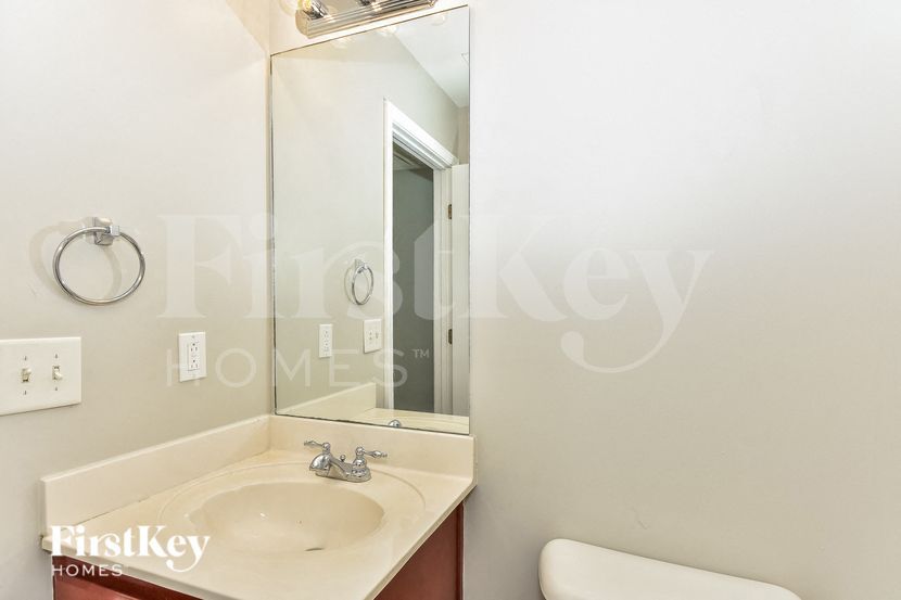 Building Photo - 811 Royal Oaks Dr