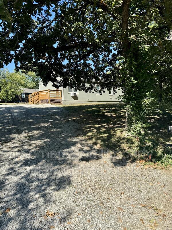 Building Photo - 8170 Oak Dr