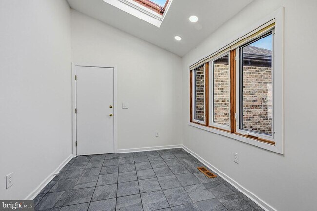 Building Photo - 207 Steeplechase Cir