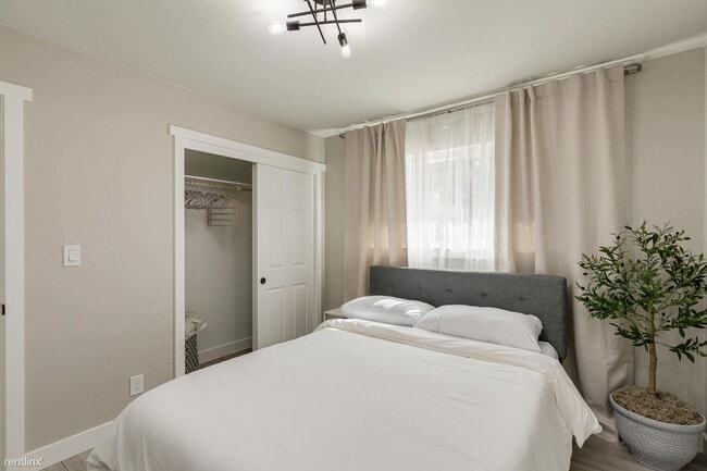 Building Photo - 2 br, 1 bath Duplex - 3944 Apple Blossom W...