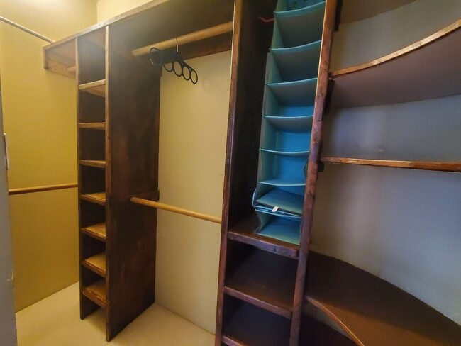 Building Photo - 205-205 N Spring St