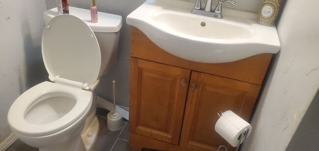 Building Photo - Handicap Accessible 2 bd, 2 ba - Beautiful...