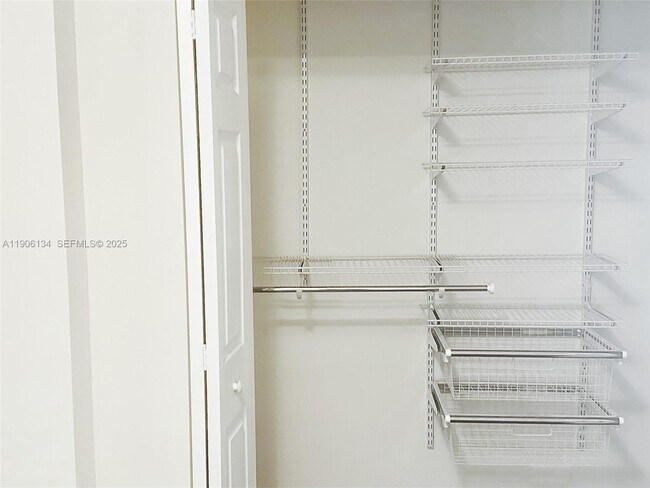 Building Photo - 95 Edgewater Dr