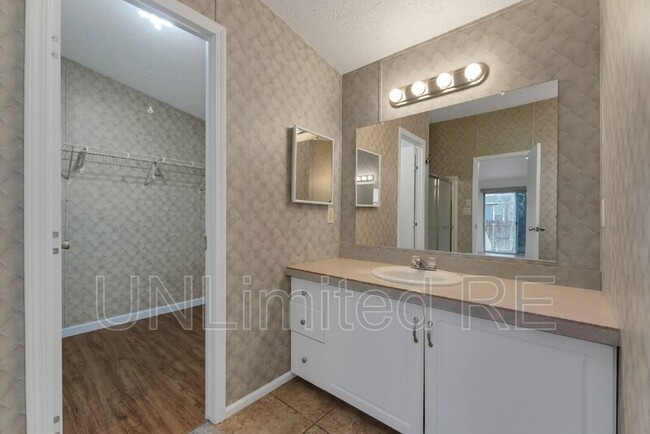 Building Photo - 1601 W Sherrie Dr