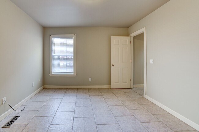 Building Photo - South Tulsa Gem! Large 3/2 Rental Home