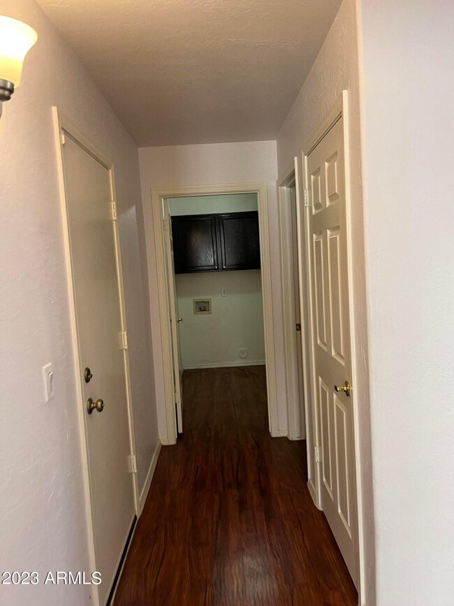 Building Photo - 1301 E Briarwood Terrace