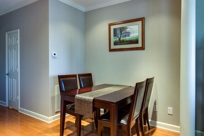 Building Photo - 2 Bedroom, 2.5 Bath Townhouse w/ Garage