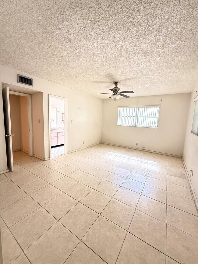 Building Photo - 4821 NW 22nd Ct