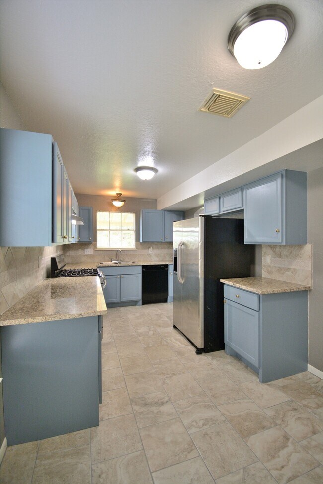 Building Photo - 8904 Ledge St