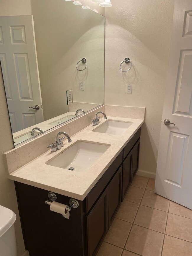 Building Photo - Beautiful 4 Bedroom and 2 Bath Home with Bonus Office Area