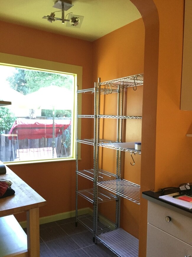 Building Photo - Charming 2 bedroom 1 Bath Close to Midtown!