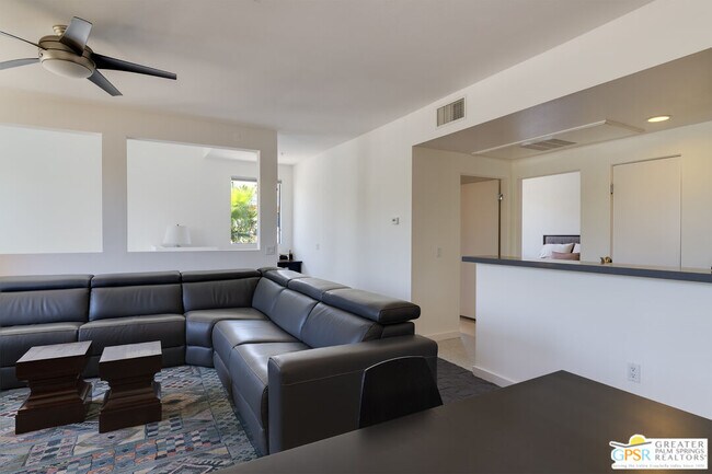 Building Photo - 870 E Palm Canyon Dr