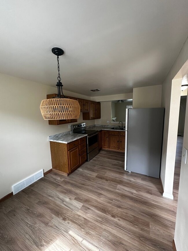 Building Photo - Charming 2 Bedroom Townhouse Available Now...