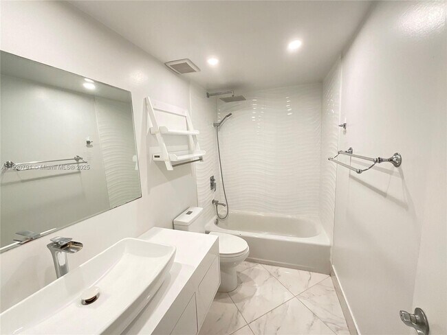 Building Photo - 936 W 79th Pl