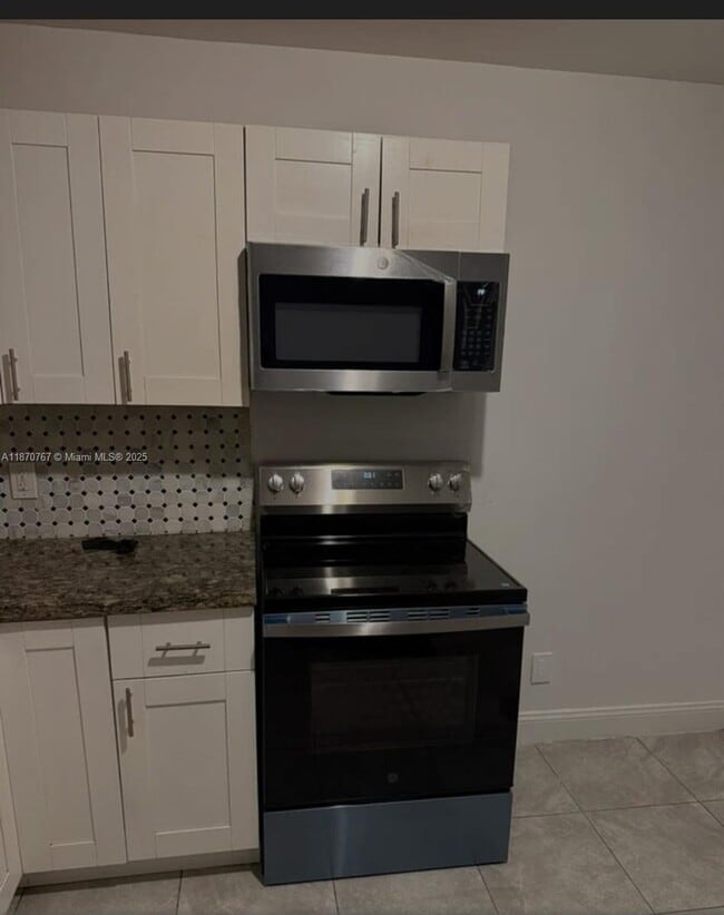 Building Photo - 853 SW 9th Ct