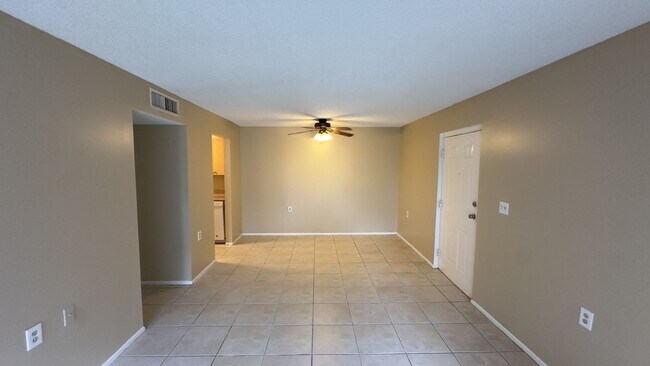 Building Photo - Charming 2-Bed Condo Retreat in West Palm Beach – Cozy Living Awaits!