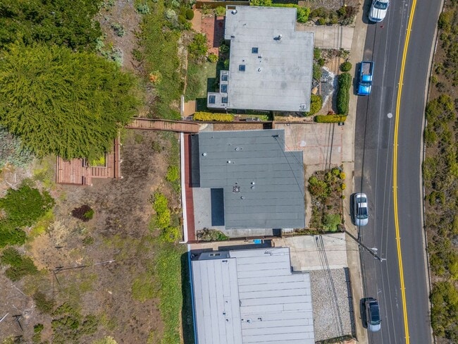 Building Photo - Pacific Ocean and Hillside Views