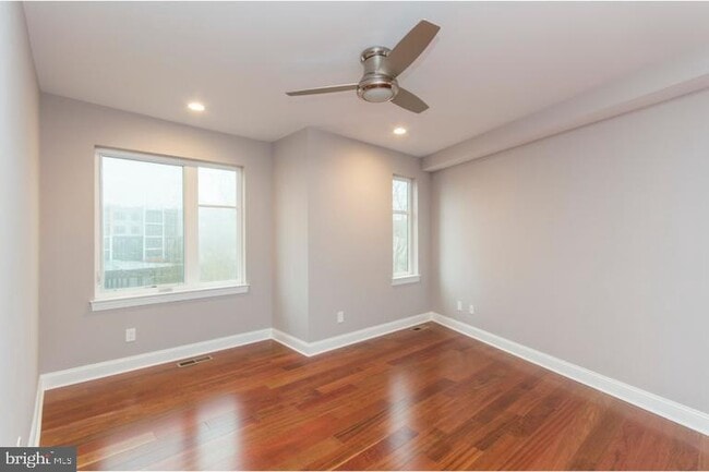 Building Photo - 225 W Girard Ave