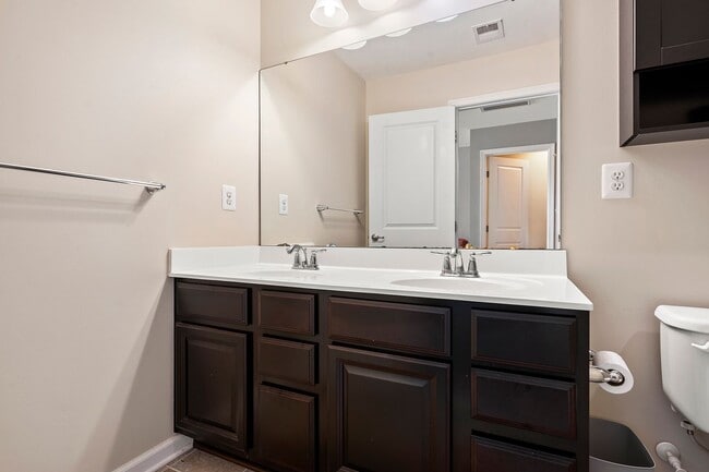 Building Photo - Luxury 3-Bed, 4-Bath Townhouse with Modern Amenities