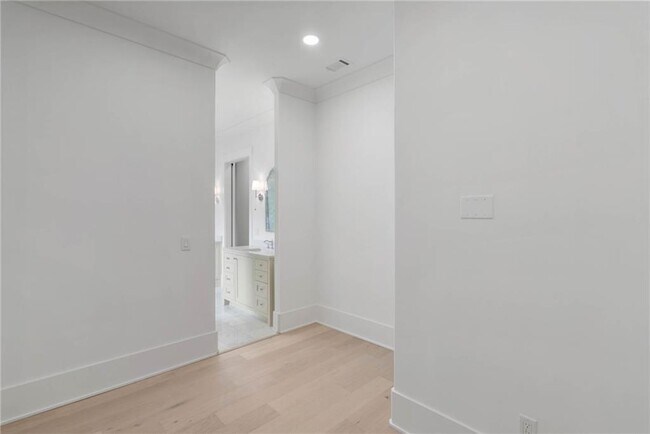 Building Photo - 312 Meadow Dr