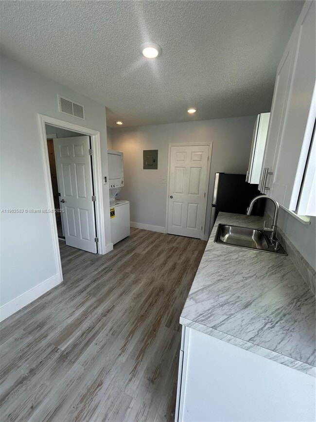 Building Photo - 250 SW Airview Ave