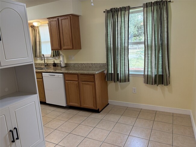 Building Photo - 115 N Shirley St