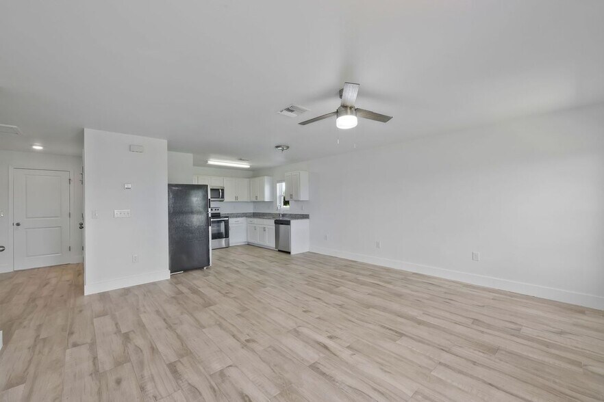 Building Photo - 2426 Santa Barbara Blvd N